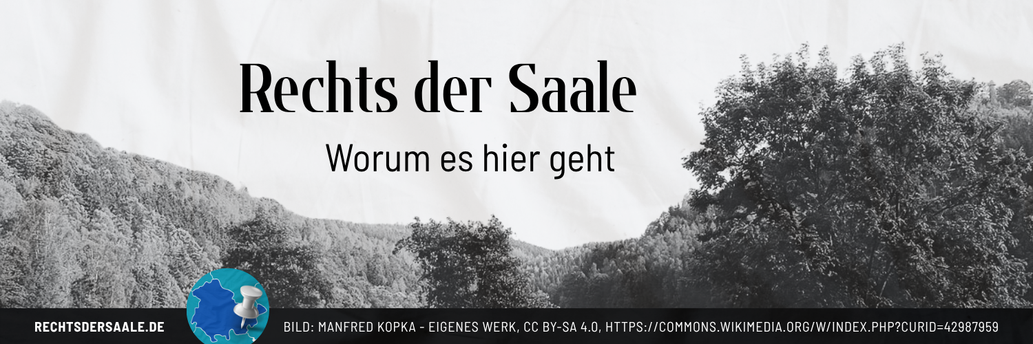 Der Schriftzug "Rechts der Saale" im Himmel über einem Schwarz-Weiß-Foto eines Saaleabschnittes